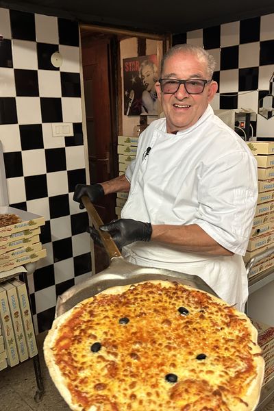 À 84 ans, Meziane Yaïci est à la tête de la pizzeria Le spontino à Brumath (Bas-Rhin).