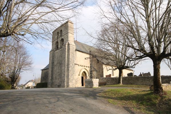 L'église Saint-Hippolyte est située sur la commune de Saint-Yssandon