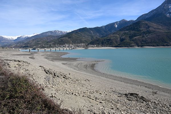 Le bas niveau du lac de Serre-Ponçon est une image frappante de la situation critique de sécheresse dans les Alpes sud.