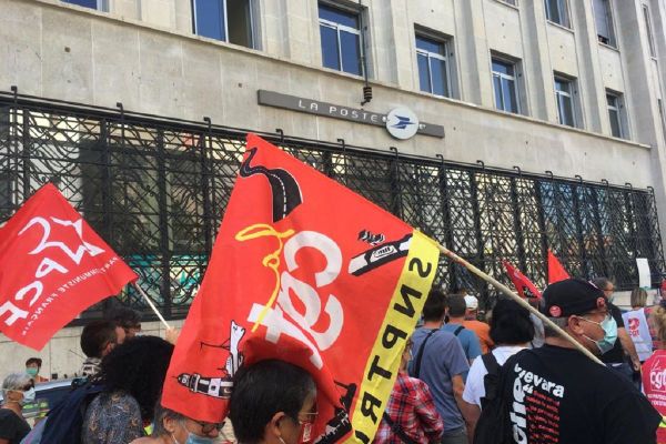 A Clermont-Ferrand, plus de 300 manifestants ont répondu à l'appel de l'intersyndicale du Puy-de-Dôme et ont manifesté devant la préfecture ce jeudi 17 septembre. 