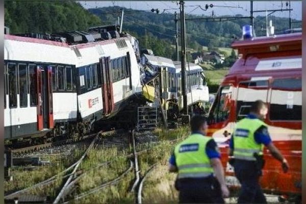 Cette collision frontale entre deux trains a fait un mort et 26 blessés.