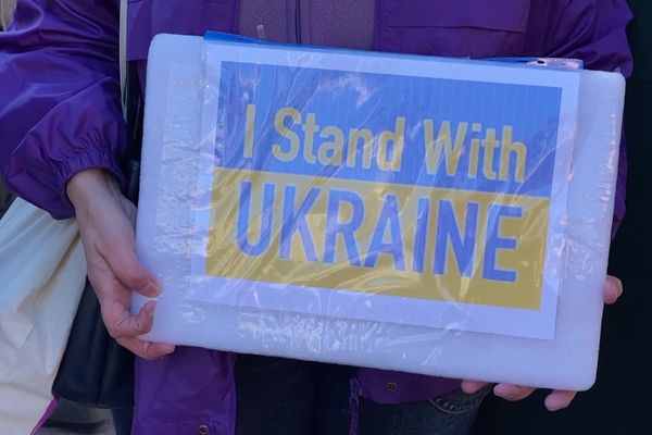 Le slogan "I Stand with Ukraine", "je me lève avec l'Ukraine" en Français, a fait le tour du monde et des réseaux sociaux