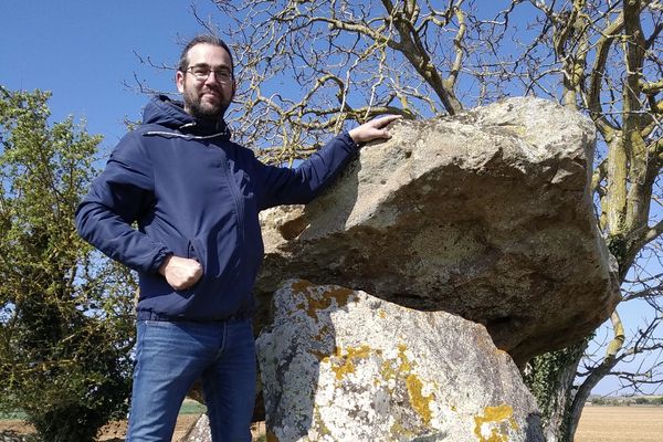 Sébastien Joffre devant le dolmen de Fontenaille à Champigny en Rochereau dans la Vienne (86)