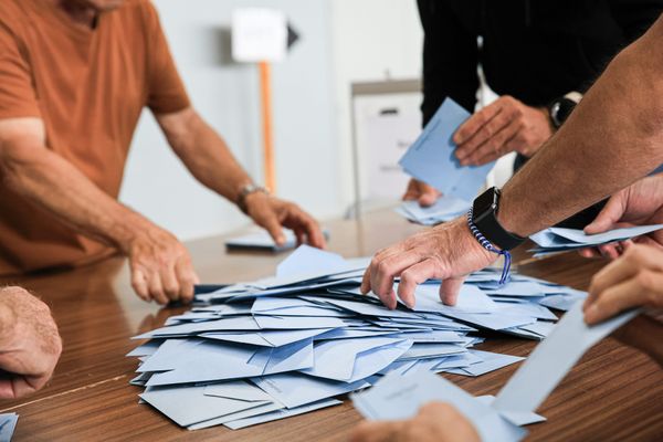 Après le premier tour, place au débat pour le second tour des législatives, le jeu des alliances peut encore modifier les résultats.