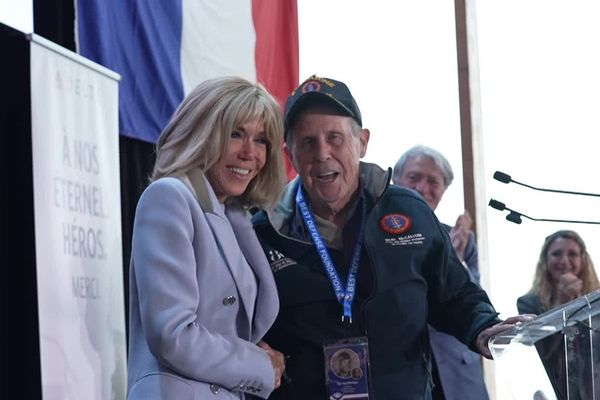 Brigitte Macron et Neal McCallum lors du discours de bienvenue des vétérans américains à Deauville, le 3 juin 2024.