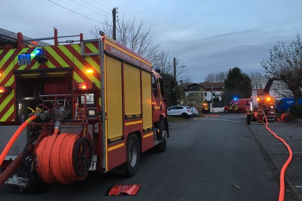 Une trentaine de pompiers et une quinzaine de gendarmes ont été mobilisés sur place. 