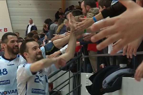 Yann Ducreux (au premier plan) et ses coéquipiers ont longuement fêté avec leurs supporters cette qualification en demi-finale. 