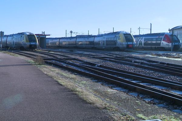 Des trains à l'arrêt, en gare de Laroche-Migennes