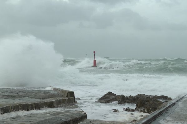 La tempête Darragh a traversé la Normandie samedi 7 décembre 2024, avec des rafales allant jusqu'à 152 km/h sur le littoral manchois.