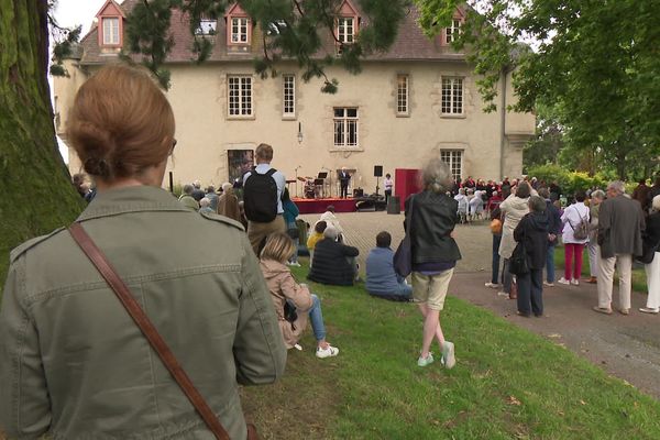 Le public du festival est très éclectique : "C'est un moyen de partager un moment ensemble, et là, maintenant, c'est en plein air. On essaye de venir, d'être curieux et de voir comment ça se passe", explique une visiteuse accompagnée de son enfant.