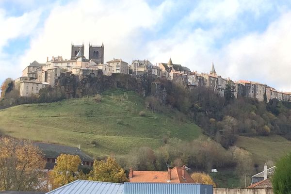 Le prêtre Philippe Pouzet a été mis en examen pour viol aggravé sur mineurs de moins de 15 ans pour des faits dans le diocèse de Saint-Flour (Cantal).