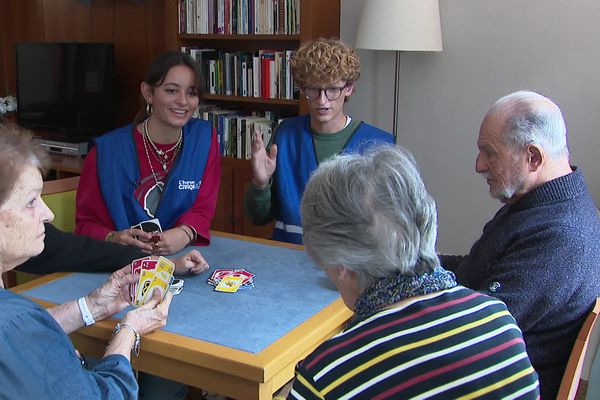 Dans cette résidence séniors des Gonds, en Charente-Maritime, des lycéens saintais jouent avec des retraités dans le cadre de l'heure civique