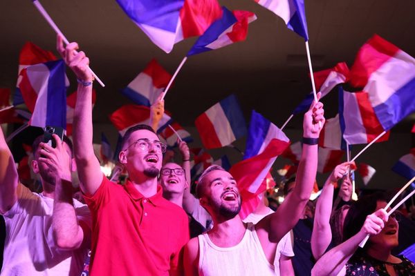 Les militants du Rassemblement National exultent ce dimanche soir à Hénin-Beaumont.