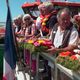 Chaque année, des habitants jettent des bouquets de fleurs en hommage aux marins disparus lors de la fête de la mer.