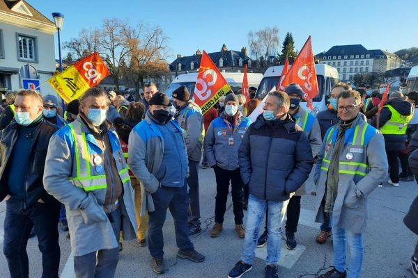 Les salariés de LSI (ex-GM&S) se sont invités à Aubusson, dernière étape en Creuse de la visite d'Emmanuel Macron.