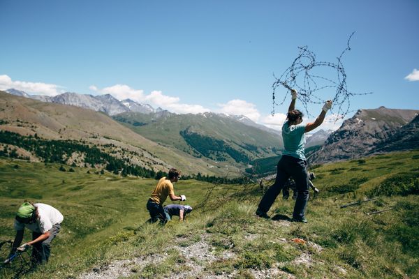 Les bénévoles de l'association Mountain Wilderness participent à des chantiers de démantèlement et de nettoyage sur tous les massifs montagneux français où se trouvent des installations obsolètes non démontées