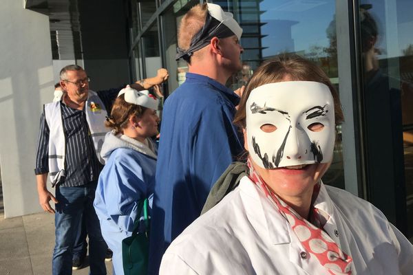 Des agents de l'établissement de santé mentale de Caen devant le siège de l'ARS ce  mardi 16 octobre