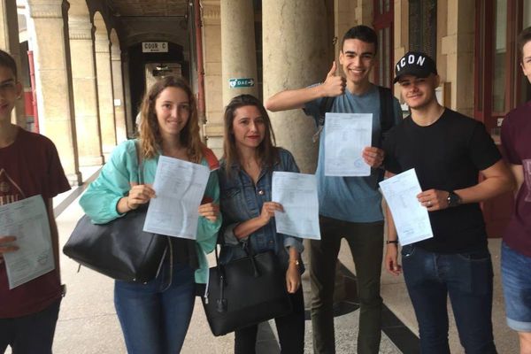 Au lycée Champollion de Grenoble, 97% des candidats au bac l'ont décroché du premier coup. Six élèves iront au rattrapage.