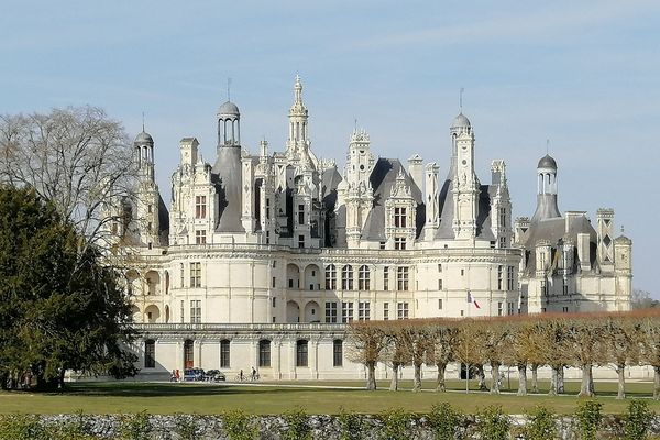 Le château de Chambord, avec son million de touristes, est le centre névralgique du Domaine national.