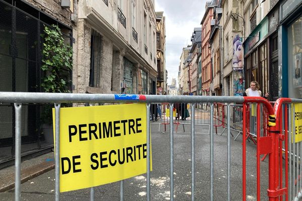 Une cheminée menace de s'effondrer dans le centre-ville de Rouen, jeudi 5 septembre 2024.