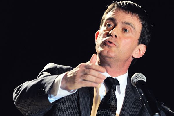 Manuel Valls, ici en 2014, alors ministre de l'Intérieur, explique les raisons pour lesquelles la procédure d'expulsion de la famille de l'auteur de l'attentat terroriste du 13 octobre 2023 avait été annulée en février 2014 en Ille-et-Vilaine.