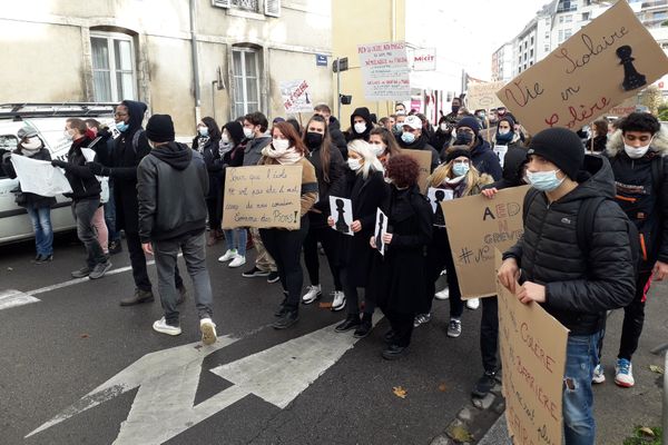 Ils étaient environ 80 à manifester ce matin dans les rues de Chalon-sur-Saône. 