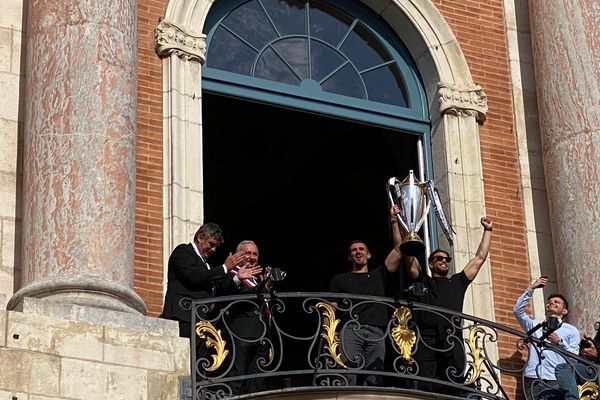 Les champions d'Europe, ici Thomas Ramos et Juan Cruz Mallía, se succèdent au balcon des illustres de la mairie de Toulouse, place deu Capitole en brandissant le trophée dans une ambiance de feu.