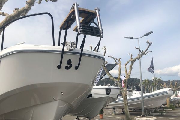 les bateaux exposés sur le port de St Florent