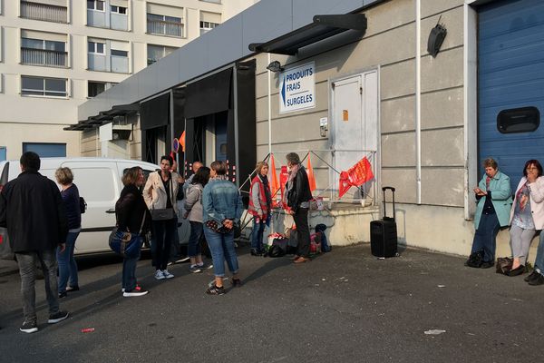 Ici devant le centre d'approvisionnement des cantines de la ville, les grévistes des services municipaux ont prévu différentes actions de ce type jusqu'à la fin du mois