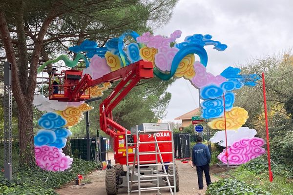 Le festival des lanternes est en pleine installation, ses organisateurs comptent sur un afflux massif de visiteurs.