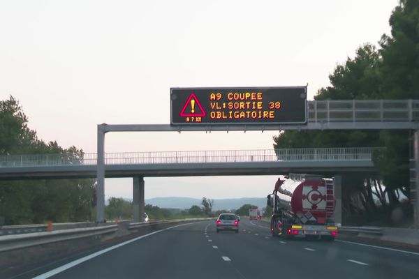 Un incendie s'est déclaré dans l'Aude à Peyriac-de-Mer dans la nuit du mardi 17 août 2021. L'A9 a été fermée jusqu'à 23h.