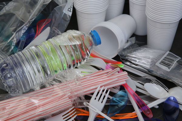 Le plastique bientôt totalement banni des festivals ? Ces derniers s'y engagent en tout cas.