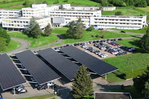 L'hôpital de Wissembourg s'est doté d'une ombrière photovoltaïque sur son parking.