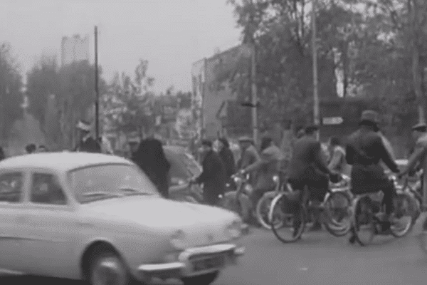 La circulation est déjà compliqué à Toulouse en 1962.