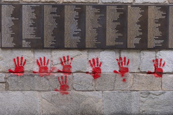 Des tags de "mains rouges" visibles sur le "Mur des Justes", le 14 mai 2024.