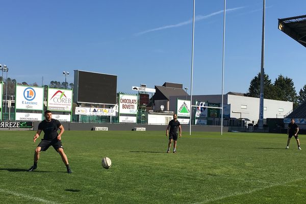 Joris Jurand, à nouveau titulaire à l'arrière, s'apprête à recevoir le ballon, sous les yeux de Samuel Marques et Vasil Lobzhanidze.