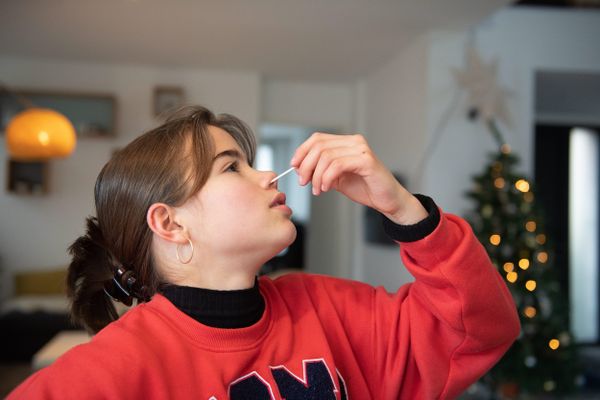 Comme cette collégienne avant sa rentrée scolaire, il va falloir s'habituer à pratiquer des autotests