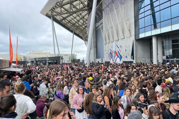 Des spectateurs ont attendu des heures avant de pouvoir entrer dans le stade et en sortir.