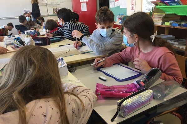 Scolarisation de trois Ukrainiens à l'école Beaupeyrat de Limoges.