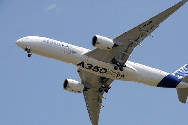 L'A350 lors de son premier vol à Toulouse, le 14 juin 2013.