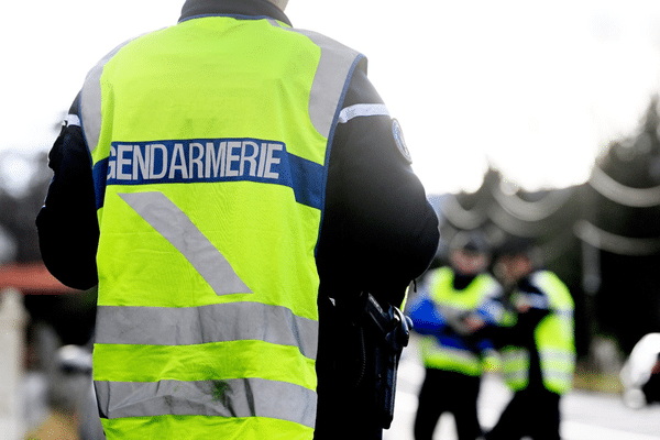 Les gendarmes, les équipes de Vinci Autoroute et les secours sont mobilisés pour évacuer le camion accidenté sur l'autouroute A11