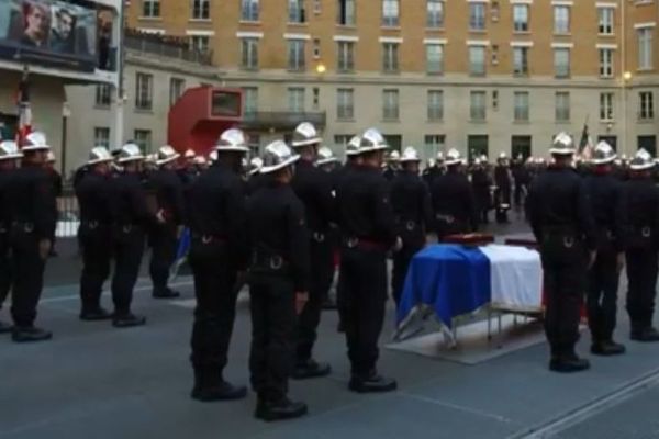 Les cercueils de Simon Cartannaz et de Nathanaël Josselin, dans la cour de l'Etat-major des pompiers de Paris.