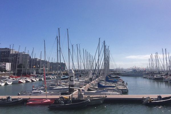 Le périmètre de sécurité de 400 mètres inclut le port de plaisance près de la plage