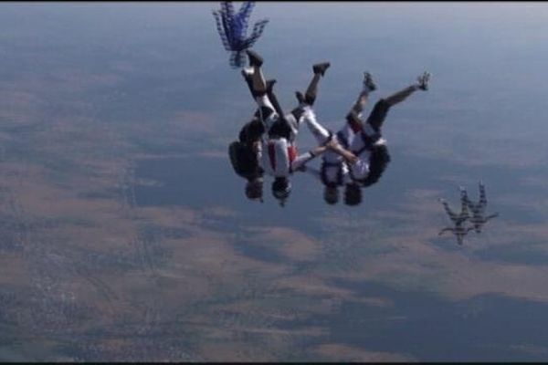 Une école de parachutisme à Champforgeuil en Saône-et-Loire