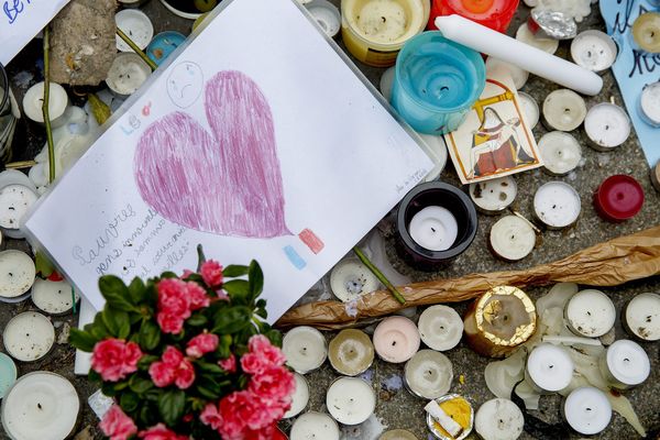 Détail d'objets déposés devant le bataclan, comme dans beaucoup de rassemblements, en mémoire des victimes des attentats de Paris.