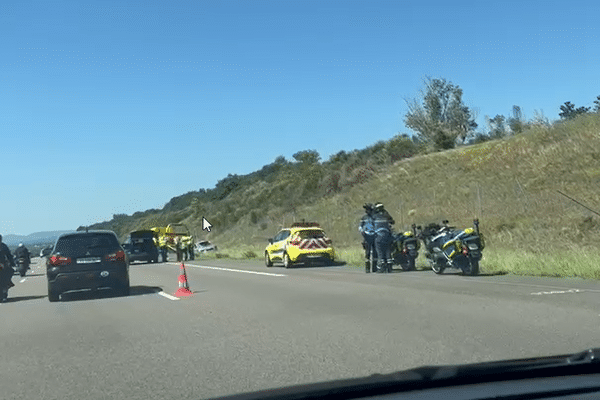 L'accident a fait deux blessés, dont un grave. Un hélicoptère du SAMU s'est posé sur l'autoroute le temps de l'intervention