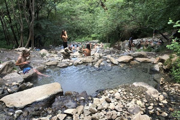 La source jaillit à flanc de montagne. Plusieurs vasques permettent de se tremper.