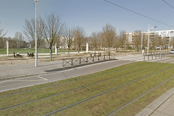 L'accident entre un scooter et un piéton a eu lieu devant le parc des poteries, au niveau du 21 avenue François-Mitterrand, en-face du lycée Marcel-Rudloff.