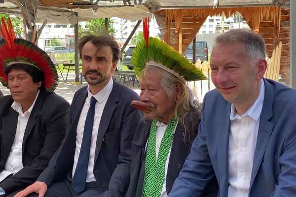 Le chef Raoni avec, à sa droite, le maire de Lyon, Grégory Doucet, et le président de la Métropole, Bruno Bernard.