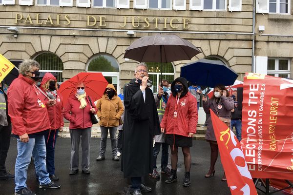 Les GM&S devant le palais de justice de Guéret